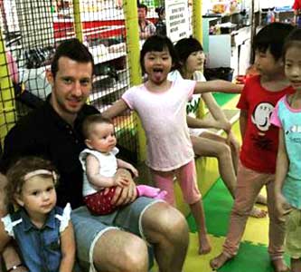 Elek Ákos en de Chinese kinderen in Changchun.