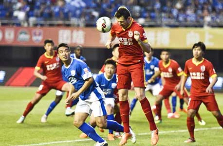 Elek Ákos (koppend) bij zijn Chinese club Changchun Yatai. 