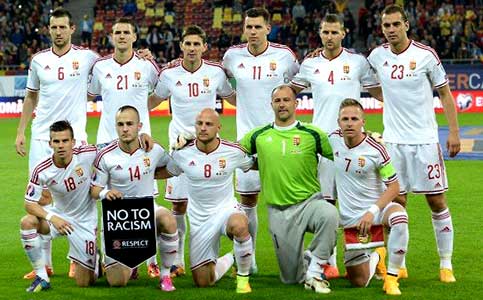 De Hongaarse ploeg op 11 oktober 2014 met ondermeer Elek Ákos(nr 6) vóór de wedstrijd tegen Roemenië.