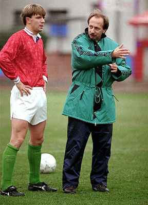 László op het veld als trainer.