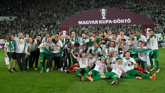 FERENCVÁROSI TC winnaar Beker van Hongarije 2015-2016 (Nagy rechts geknield).