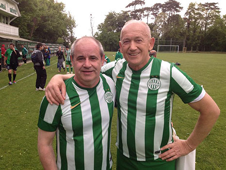 Oude liefde voor het groen-wit rust niet. Fischer Pál (links) met een andere ex-speler van Fradi, Djurják József.