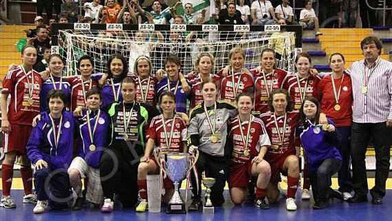 Fogl Katalin met haar zaalvoetbalteam in mei 2011.