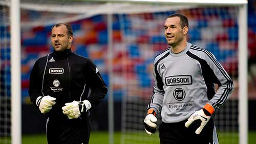 Fülöp op 2 september 2010 samen met die andere Hongaarse doelman, Király Gábor.