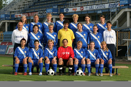 Gál Tímea met het MTK-team in 2007.