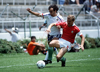 Imre in strijd met Michel Platini op het WK 1986 in Mexico.