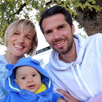 Gáspár Cecilia links met haar man en hun eerste zoontje (2015) en rechts met hun tweede zoontje (2018)