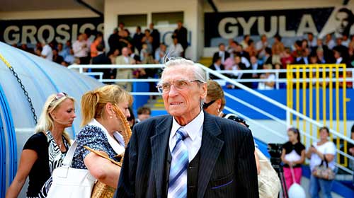 Grosics bij de viering van de naamwijziging van het voetbalstadion van Tatabánya.