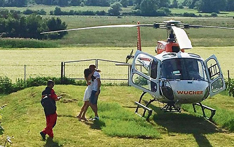 Péter wordt aan de helikopter verwelkomd door zijn toekomstige bruid.