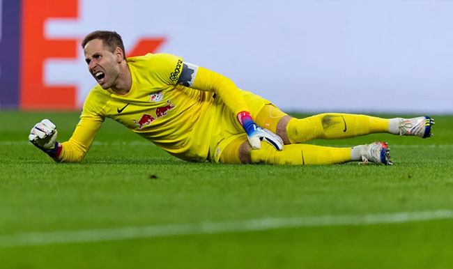 Gulácsi gekwetst in de wedstrijd van Red Bulls Leipzig tegen Celtic Glasgow.