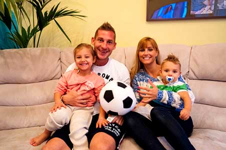 Gyepes Gábor in 2013 samen met zijn echtgenote Póth Diána en zijn kinderen Kyra en Andrej.