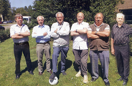 Oud-spelers van DSS op 11 juni 2014.
