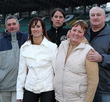 De familie Halmosi: (van links naar rechts) broer Zoltan Jr., zus Erika, Péter, moeder Séfer Rozália en vader Zoltán Sr.