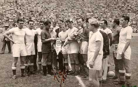Henni (midden) met Ferencváros 1947 in Mexico.