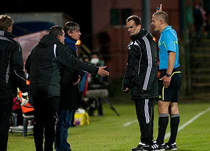 Horváth, als trainer van Paksi FC, in dispuut met de scheidsrechter in 2013.