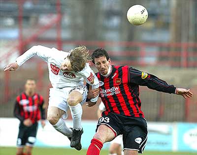 Hrutka in de kleuren van Honvéd in actie tijdens een wedstrijd tegen Gyõri ETO in 2003.