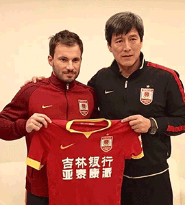 Huszti bij Changchun Jataj FC...