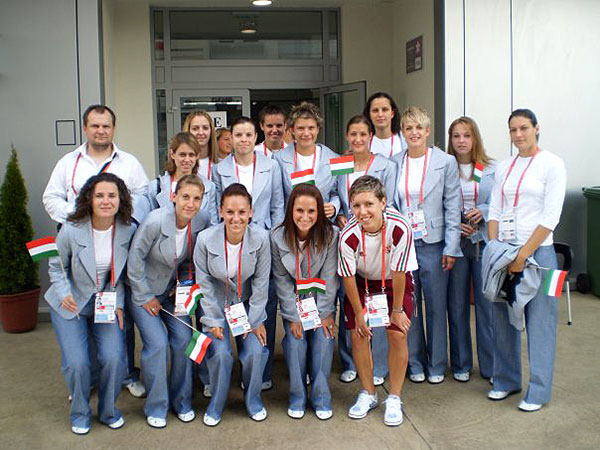 Réka en haar zus Petra (vooraan, onderscheidelijk 2de en 3de van rechts), met het team dat voor Hongarije op de Universiade van 2009 in Servië speelde. 