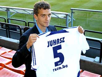 Nieuwe kracht Juhász bij de persvoorstelling met zijn nieuwe Anderlechttrui.