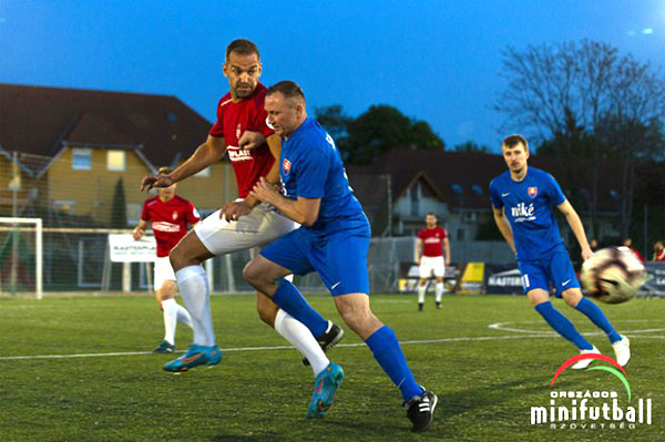 Juhász Roland in actie tegen Slowakije met het Hongaars nationaal minivoetbalelftal.