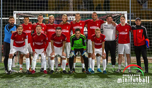 Juhász Roland met het Hongaars nationaal minivoetbalelftal.