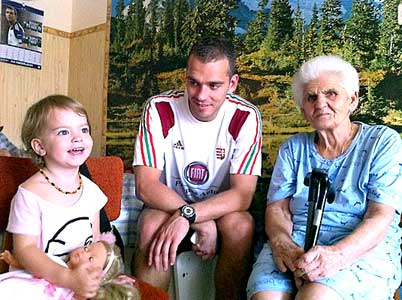 Roland samen met zijn dochtertje Jazmin en zijn grootmoeder (2013). 