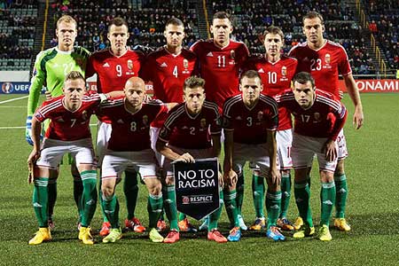 Kádár Tamás (met het nummer 4) met het Hongaars nationaal elftal bij een kwalificatiewedstrijd voor het EK 2016