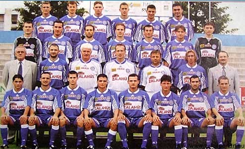 Kenesei Krisztián met het kampioenenteam van Zalaegerszegi 2001-2002. 