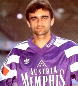 Keresztúri in het mauve-witte shirt van Austria Wien.