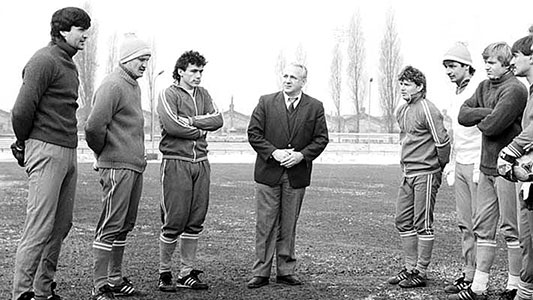 Komora Imre tijdens een briefing als hoofdtrainer van Budapest Honvéd in 1985.