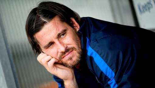 László op de bank bij RKC Genk.