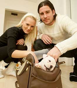 László samen met Maja en de hond, Dora.