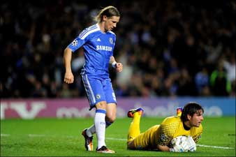 László geeft Fernando Torres (Chelsea) het nakijken.