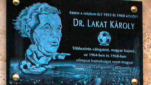 Gedenkplaat voor Lakat Károly, ingehuldigd in Gyõr op 28 november 2015.