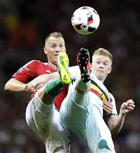 ...in een duel, of is het ballet, met Kevin De Bruyne...