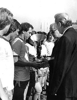 Magyar István met de Beker verbonden aan de Toldi-prijs in 1977.