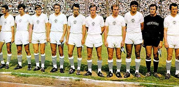 Martos Gyõzõ (vijfde van rechts) met het team van Ferencvárosi TC.