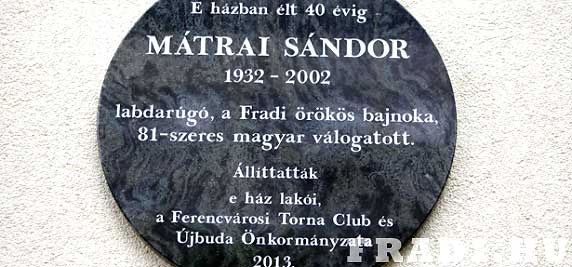 De zoon en de weduwe van Mátrai Sándor onthulden het standbeeld van hun overleden geliefde. 