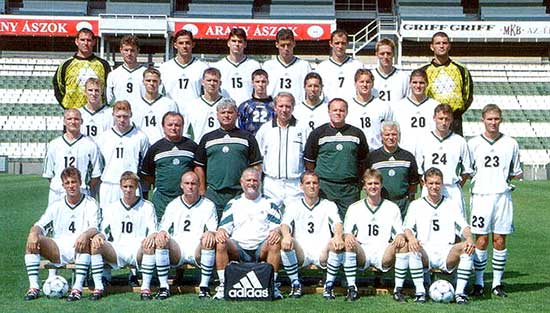 Mátyus (met nummer 17) met het team van Ferencvárosi TC in 1998.