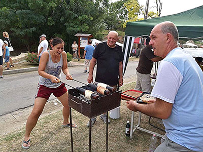 Rita even dollend aan de barbecue.