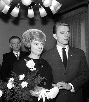 Mészöly Kálmán en zijn echtgenote Bardi Gyöngyibij hun huwelijk.