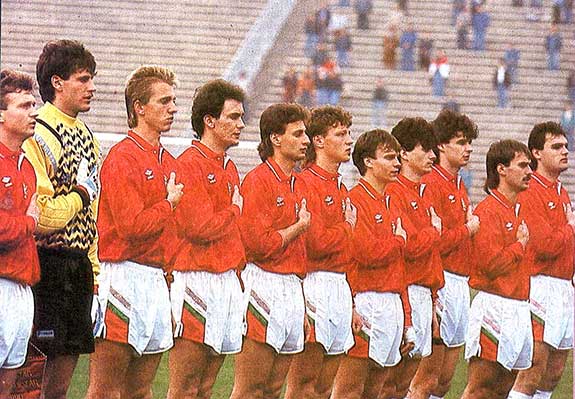 Het Hongaarse elftal voor de wedstrijd tegen Frankrijk op 28 maart 1990.
