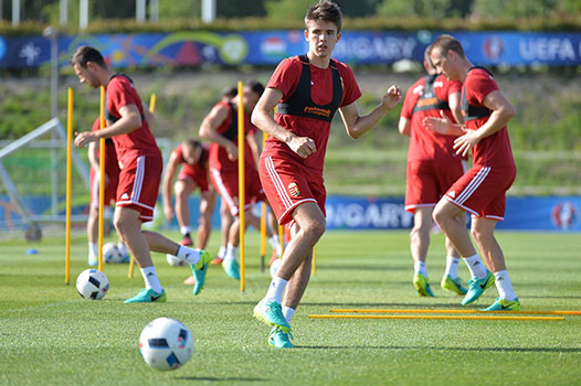 Ádám tijdens een training met het Hongaars nationaal elftal.