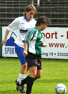 Nagy Tünde (vooraan) bij FFC Brauweiler Pulheim in actie.