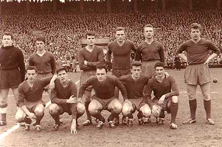 Nemes Gyula met het team van FC Luik in het seizoen 1959-1960.