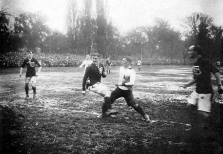 Payer Imre tijdens een wedstrijd Oostenrijk-Hongarije op 27 april 1913 (1-4), met Blum Zoltán en Brody Sándor 