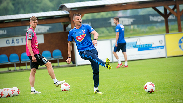 Petõ in actie op het trainingsveld bij Videoton FC.