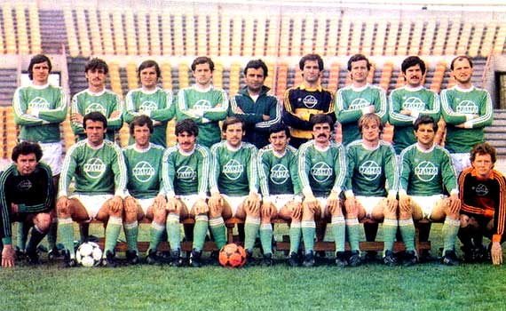 Póczik József (zittend 2de van links) bij Rába ETO Gyõr in 1982.