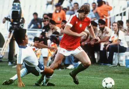 Pölöskei Gábor in de aanval tijdens het WK 1982 in Spanje.