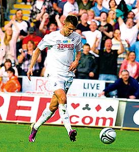 Priskin in actie bij Swansea City.